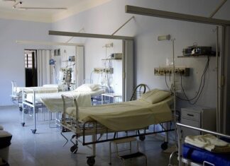 https://pixabay.com/fr/photos/h%C3%B4pital-lit-m%C3%A9decin-chirurgie-1802680/