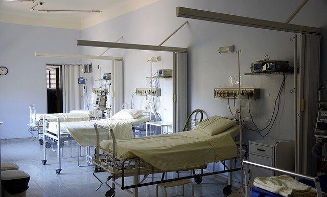 https://pixabay.com/fr/photos/h%C3%B4pital-lit-m%C3%A9decin-chirurgie-1802680/